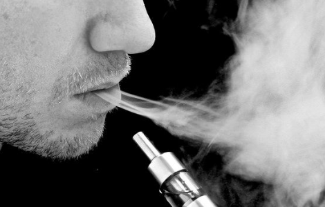E-cig, in Gran Bretagna consigliate ai fumatori per smettere
