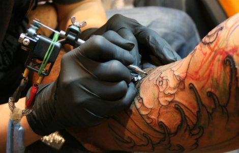 Tatuaggi. “Servono regole più uniformi e controlli più stretti”. Infezioni per 3 mln di europei. Il Report della commissione Ue