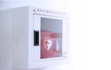 Defibrillatori nei luoghi di lavoro, ok definitivo a legge per averli nei luoghi pubblici